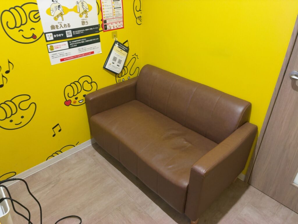 チョコザップのカラオケ内のソファの画像
