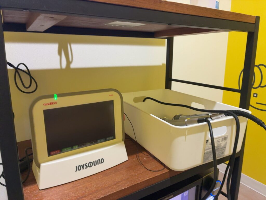 チョコザップのカラオケ内の機材の画像