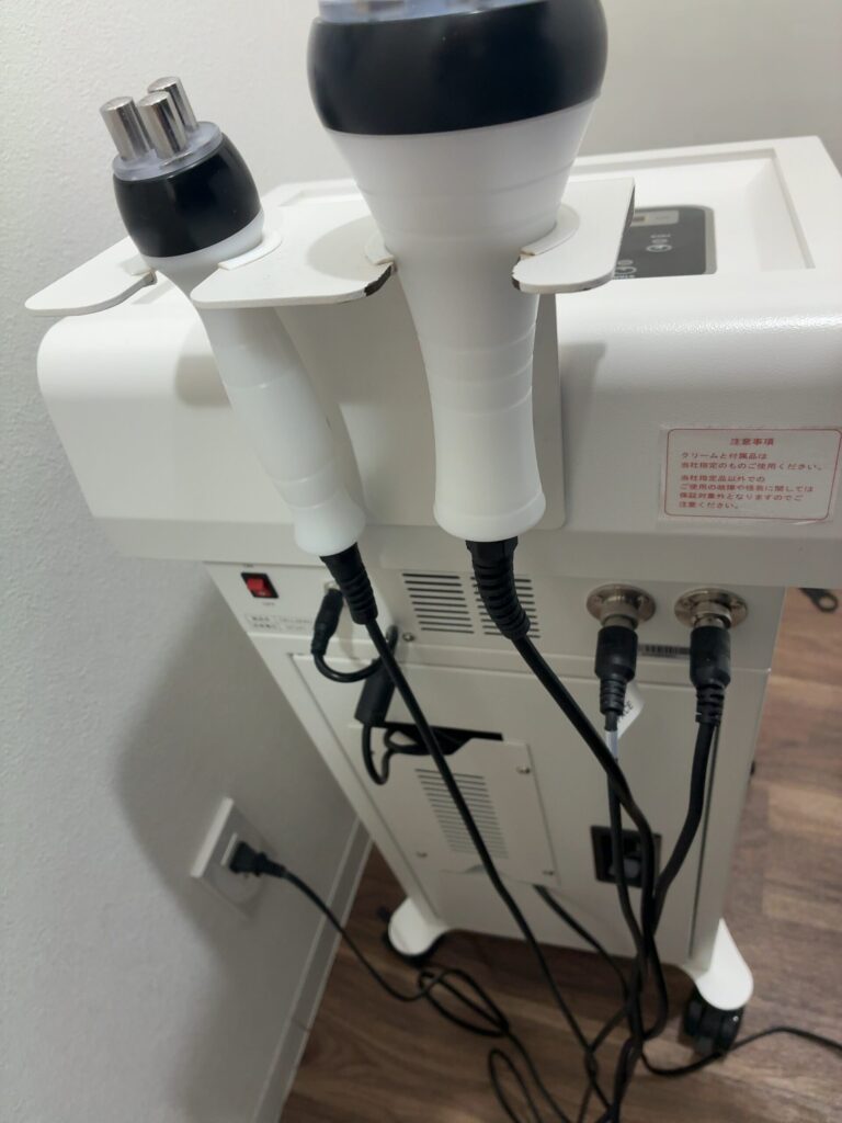 チョコザップ(chocoZAP)のセルフエステルーム内のセルフエステマシンの裏側の電源スイッチの画像