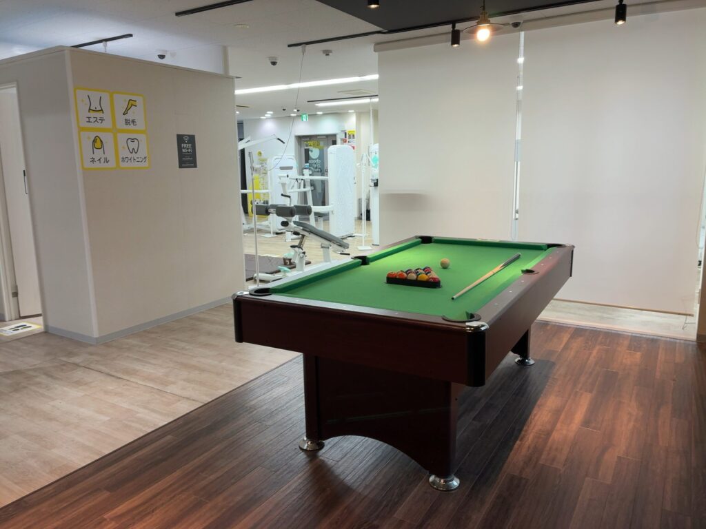 ダーツエリアから見た、チョコザップ(chocoZAP)のトレーニングエリアの画像