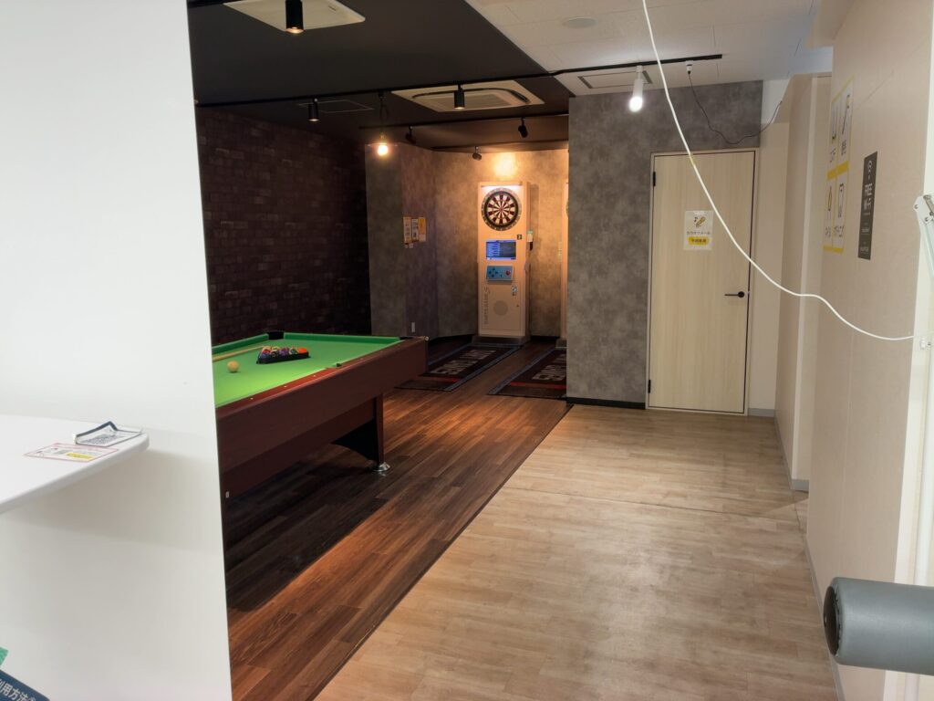 トレーニングエリアから見た、チョコザップ(chocoZAP)のダーツエリアの画像