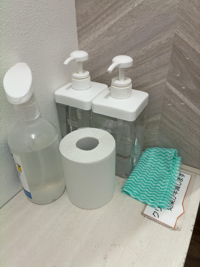 チョコザップ(chocoZAP)のセルフエステルーム内にある、ジェル、アルコール消毒用備品の画像